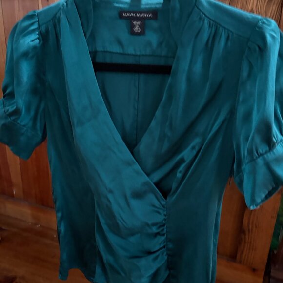 Elegant short sleeves blouse Banana Republic. 95% silk. V neck. Size 2P. - Picture 11 of 13